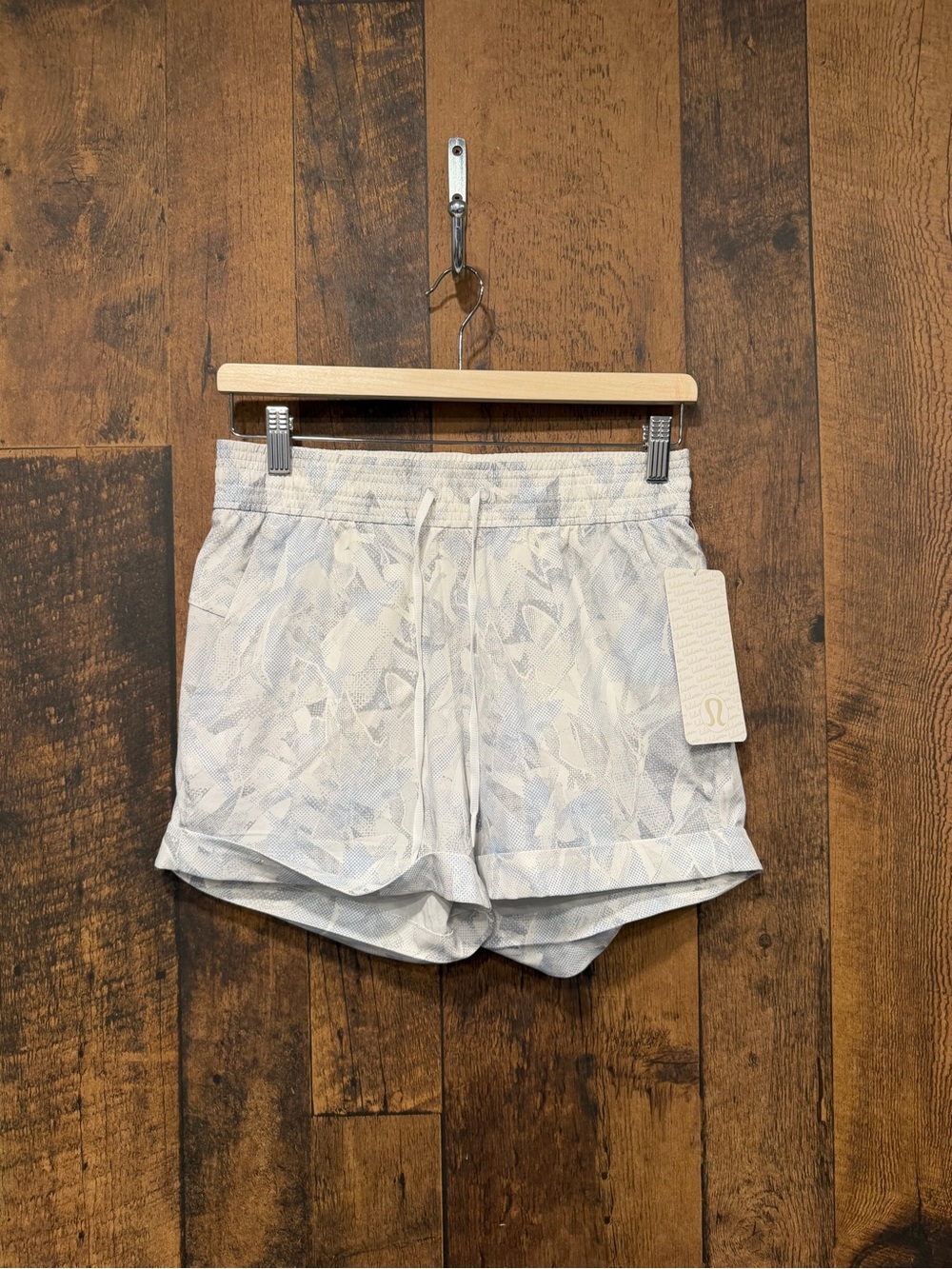NWT Lululemon spring break away short size 6